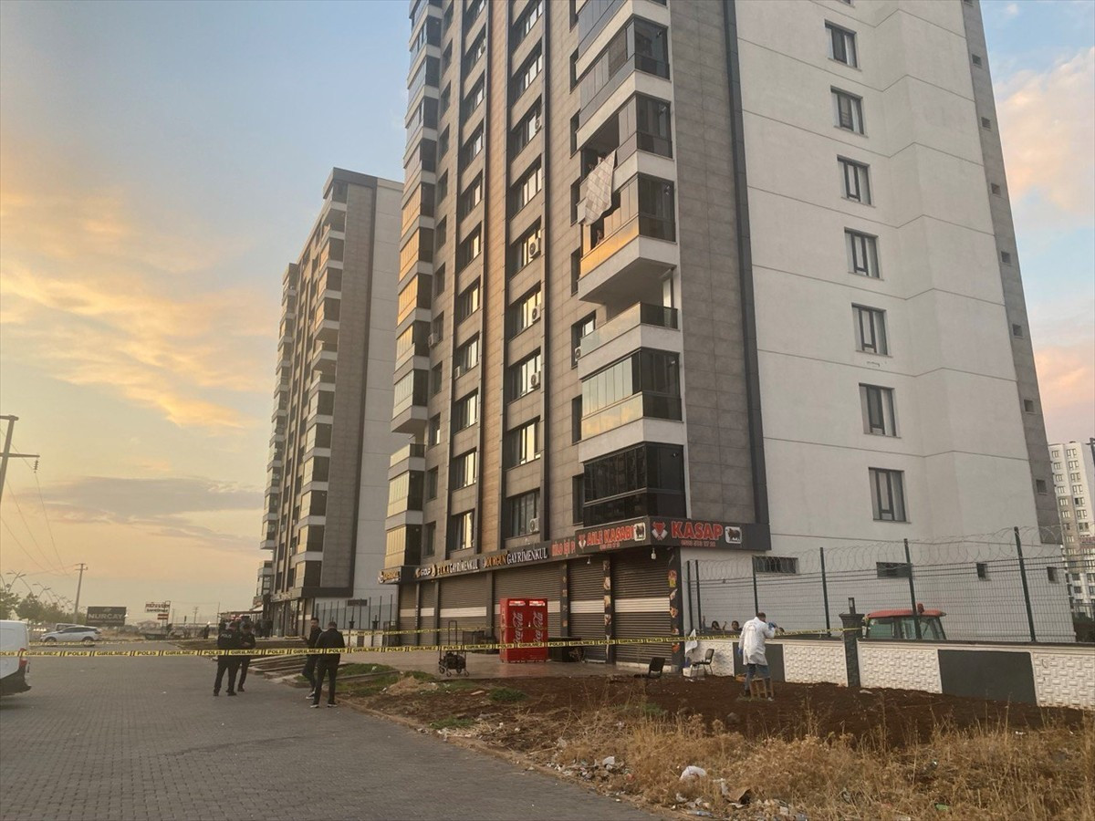 Diyarbakır'ın merkez Kayapınar ilçesinde iki grup arasında çıkan silahlı kavgada 2 kişi öldü, 2...