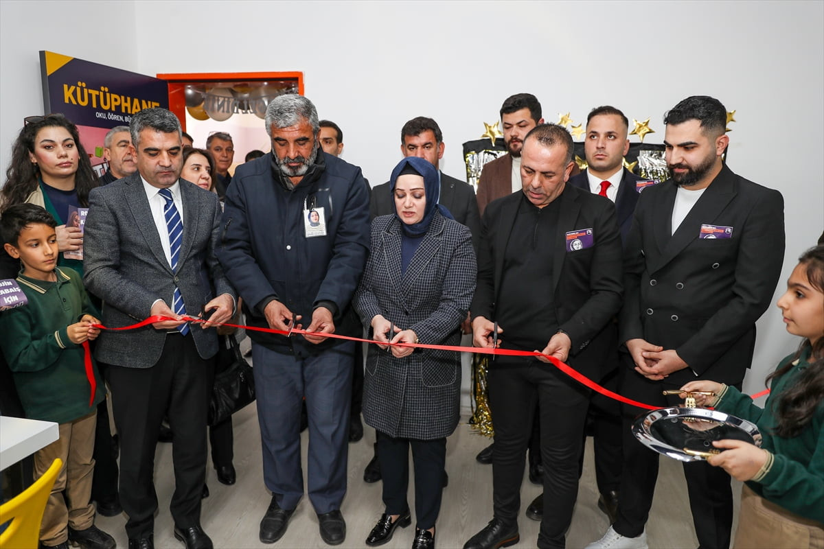 Diyarbakır'ın merkez Kayapınar ilçesindeki bir okulda Rojin Kabaiş anısına kütüphane oluşturuldu....