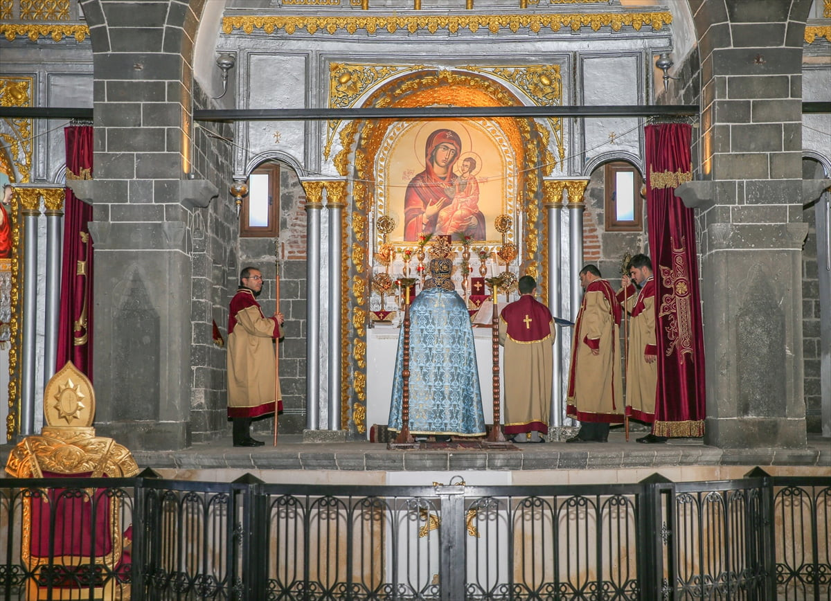 Diyarbakır'ın merkez Sur ilçesinde bulunan Surp Giragos Ermeni Kilisesi'nde Noel ayini...