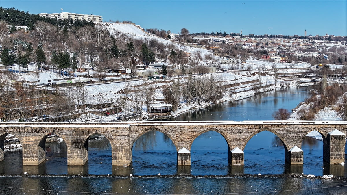 Diyarbakır'ın merkez Sur ilçesinde, kar yağışının ardından tarihi yapılar beyaza büründü. UNESCO...