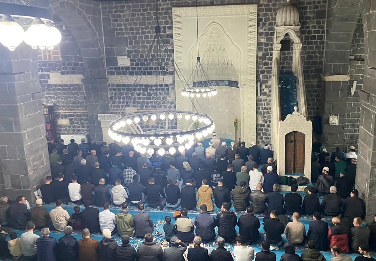 Diyarbakır'ın merkez Sur ilçesinde vatandaşlar, ilk teravih namazını kılmak için "İslam'ın 5....