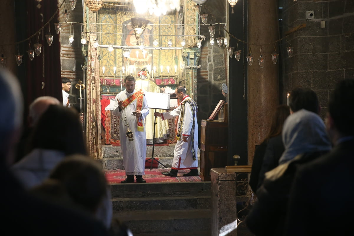 Diyarbakır'ın merkez Sur ilçesindeki tarihi Meryem Ana Kilisesi'nde Noel ayini düzenlendi.