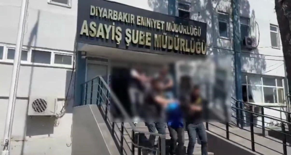 DİYARBAKIR'IN MERKEZ SUR İLÇESİNDEKİ YAPI KREDİ BANKASI ŞUBESİNE DÜZENLENEN SİLAHLI SALDIRIYA...