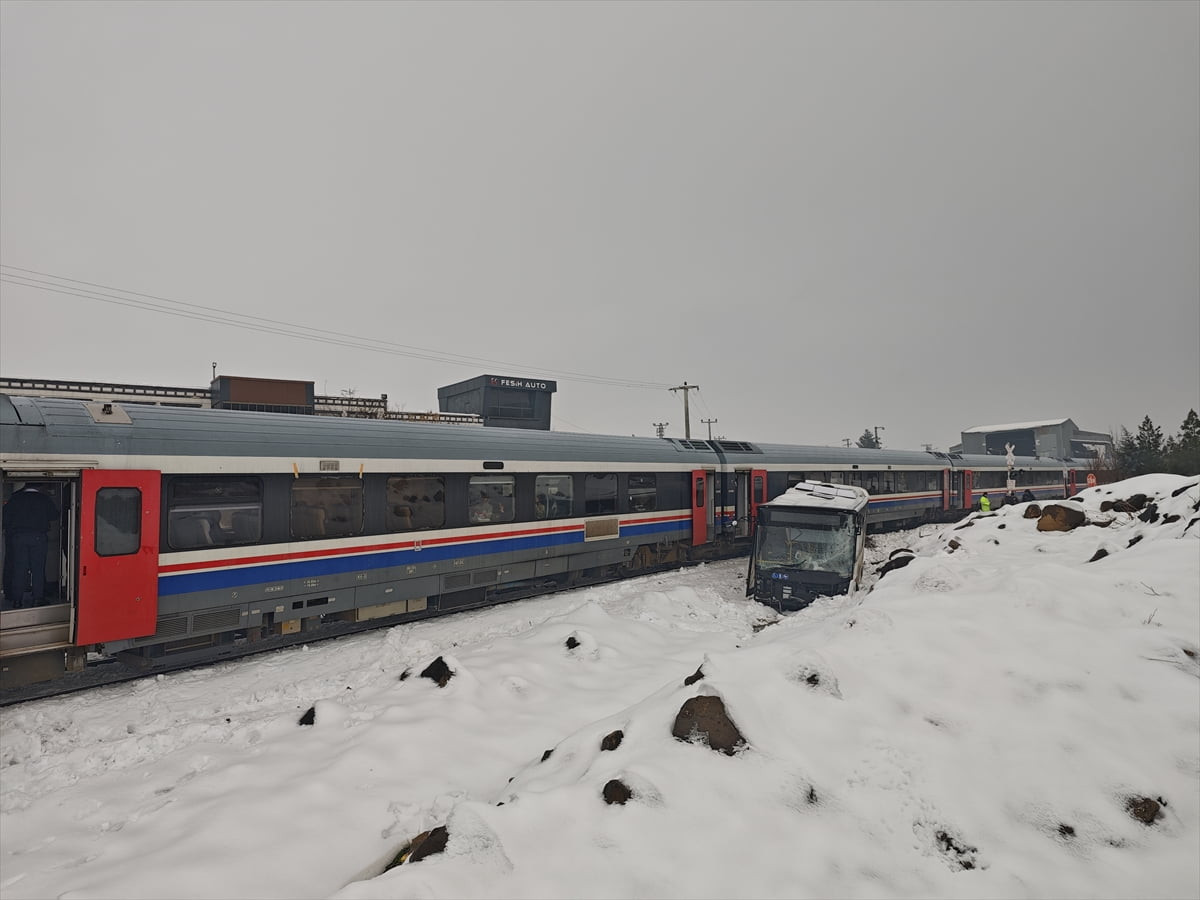 Diyarbakır'ın merkez Yenişehir ilçesinde hemzemin geçitte trenle çarpışan belediye otobüsünün...