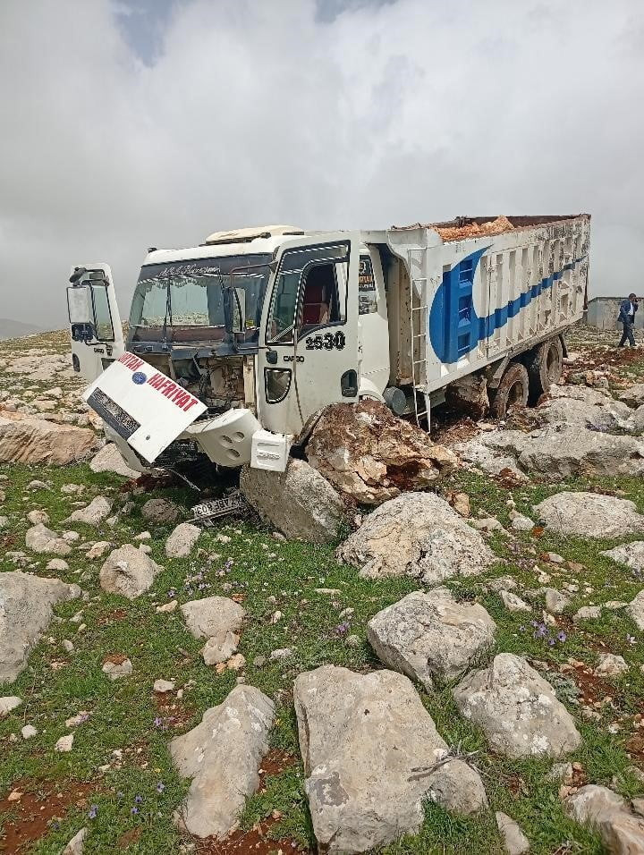 DİYARBAKIR'IN SİLVAN İLÇESİNDE FRENİ BOŞALAN HAFRİYAT KAMYONUNUN TAŞLARA ÇARPMASI SONUCU SÜRÜCÜ...