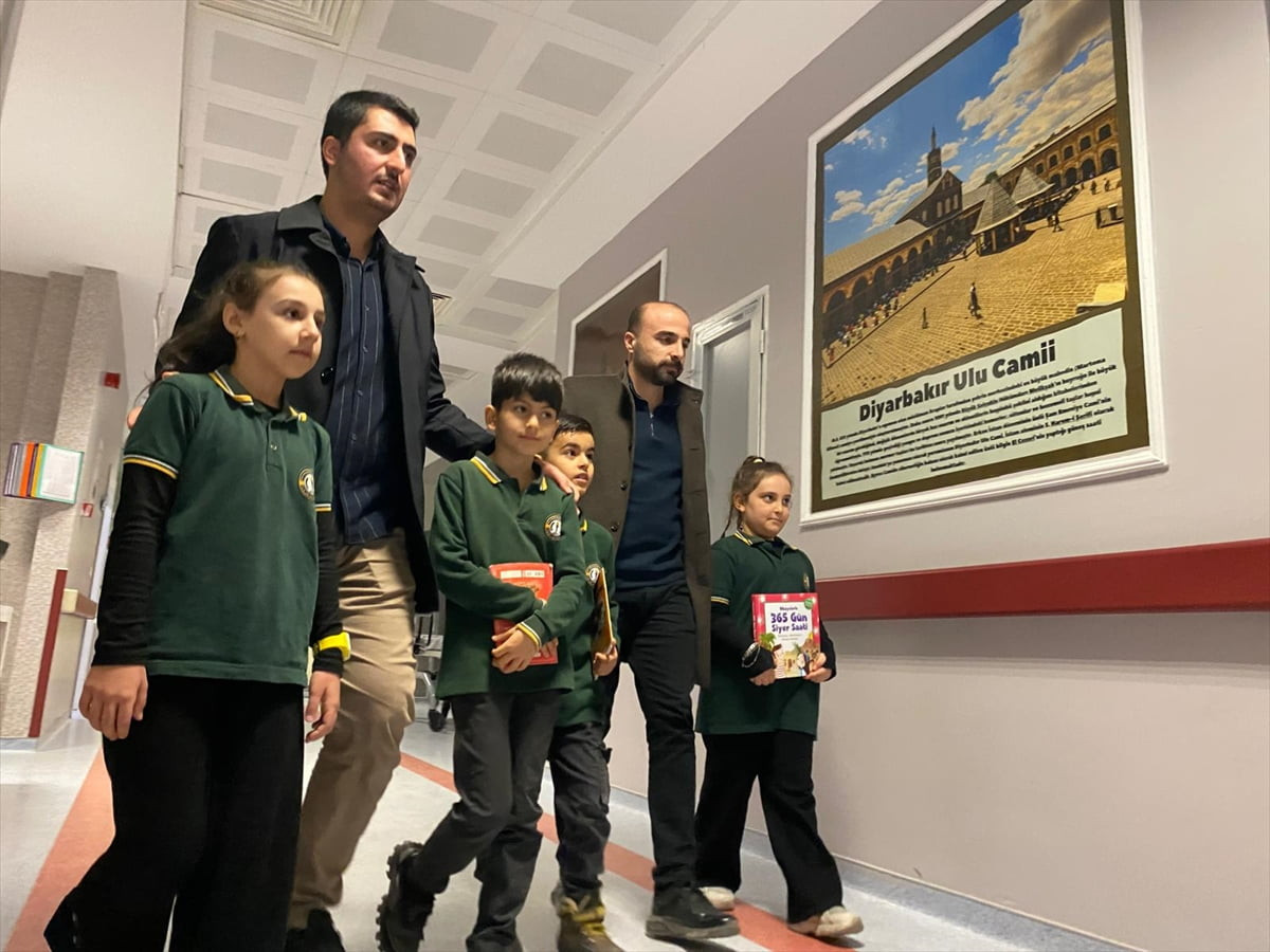  Diyarbakır'ın Silvan ilçesinde minik öğrenciler hastanede uzun süre tedavi gören hastaları...
