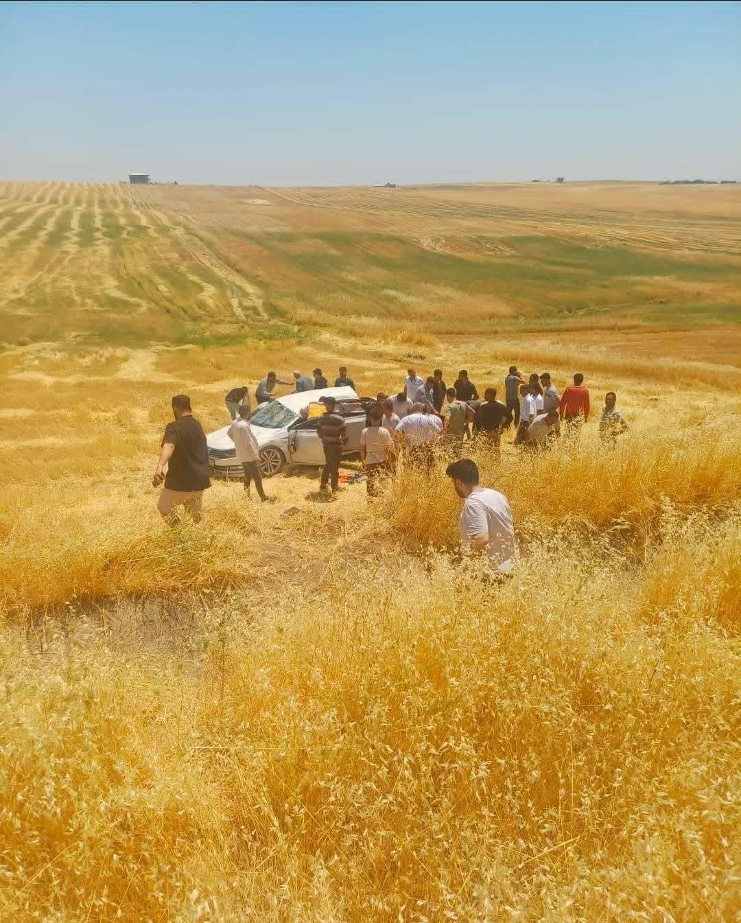 DİYARBAKIR'IN SİLVAN İLÇESİNDE OTOMOBİLİN TARLAYA YUVARLANMASI SONUCU MEYDANA GELEN TRAFİK...