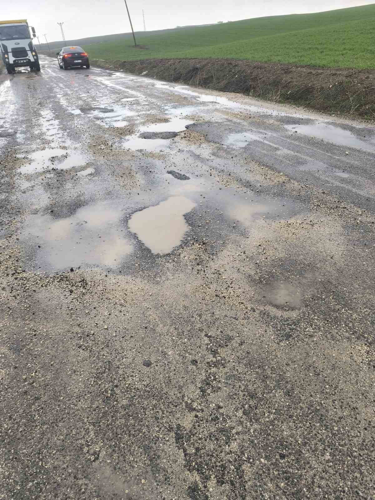 DİYARBAKIR'IN SİLVAN İLÇESİNDE SAĞANAK YAĞIŞLAR SONUCU BOZULAN KÖY YOLLARI İÇİN VATANDAŞLAR...