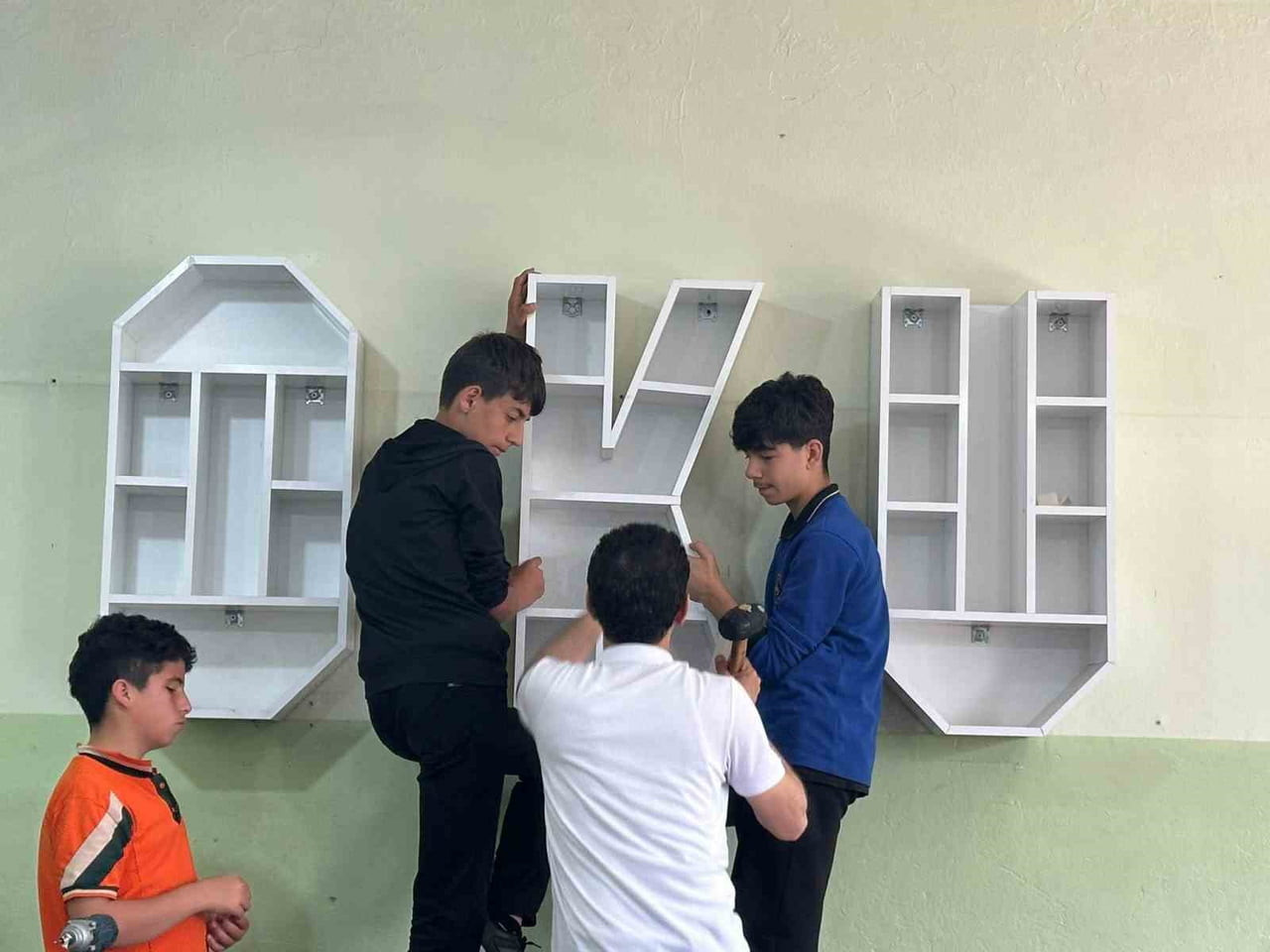 DİYARBAKIR'IN SİLVAN MESLEKİ VE TEKNİK ANADOLU LİSESİ BÜNYESİNDE YÜRÜTÜLEN ÇALIŞMADA, MOBİLYA VE...