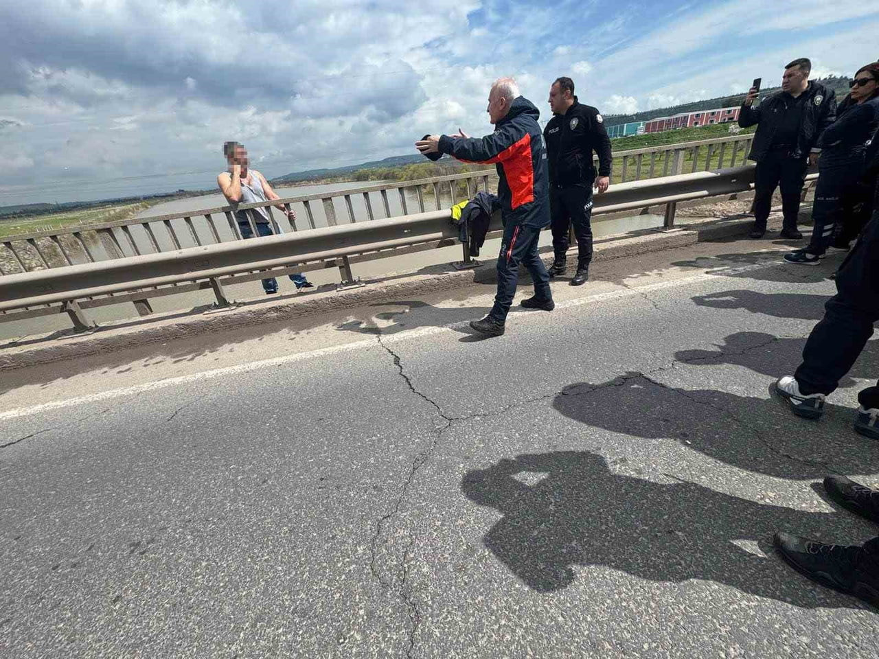 DİYARBAKIR'IN SUR İLÇESİNDE KÖPRÜDEN ATLAMAK İSTEYEN ŞAHIS, AFAD VE POLİS EKİPLERİ TARAFINDAN İKNA...