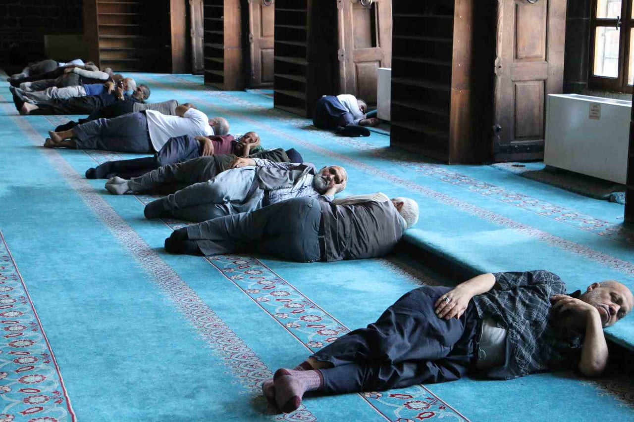 DİYARBAKIR’A GEZMEYE GELEN YERLİ TURİSTLER HAVALARIN 40 DERECEYİ AŞMASIYLA BİRLİKTE CAMİLERE...