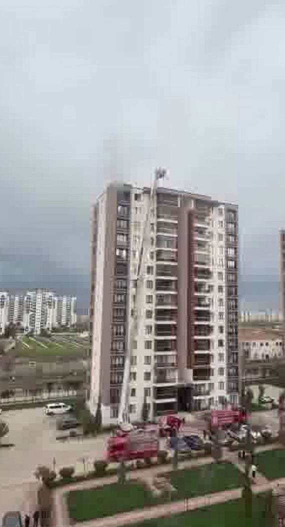 DİYARBAKIR’DA 14 KATLI BİR APARTMANIN SON KATINDA ÇIKAN YANGIN PANİĞE NEDEN OLDU. BİNADAKİLERİN...