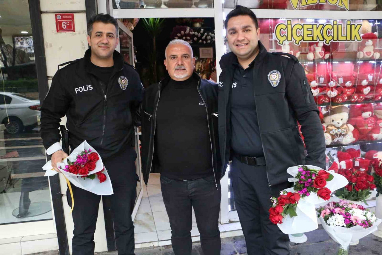 DİYARBAKIR’DA BİR ÇİÇEKÇİ ESNAFI, KAVGA İHBARI YAPARAK OLAY YERİNE GELEN POLİS EKİPLERİNİ...
