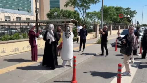 Diyarbakır’da bir ilginç boşanma: Kadının halay çekmesine erkek bağlama çalarak cevap...