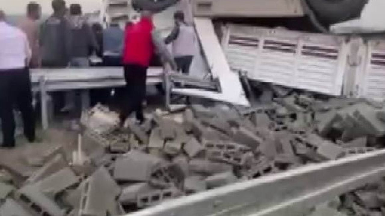 Diyarbakır’da Briket Yüklü Tırın Yan Yatması: 1 Yaralı