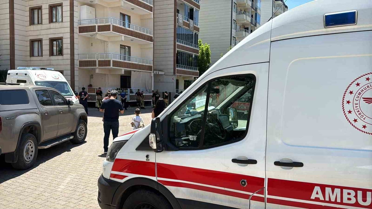 DİYARBAKIR’DA BULUNAN 10 KATLI APARTMANIN 6. KATINDA, İÇ KLİMA ÜNİTESİNDEN KAYNAKLANDIĞI...