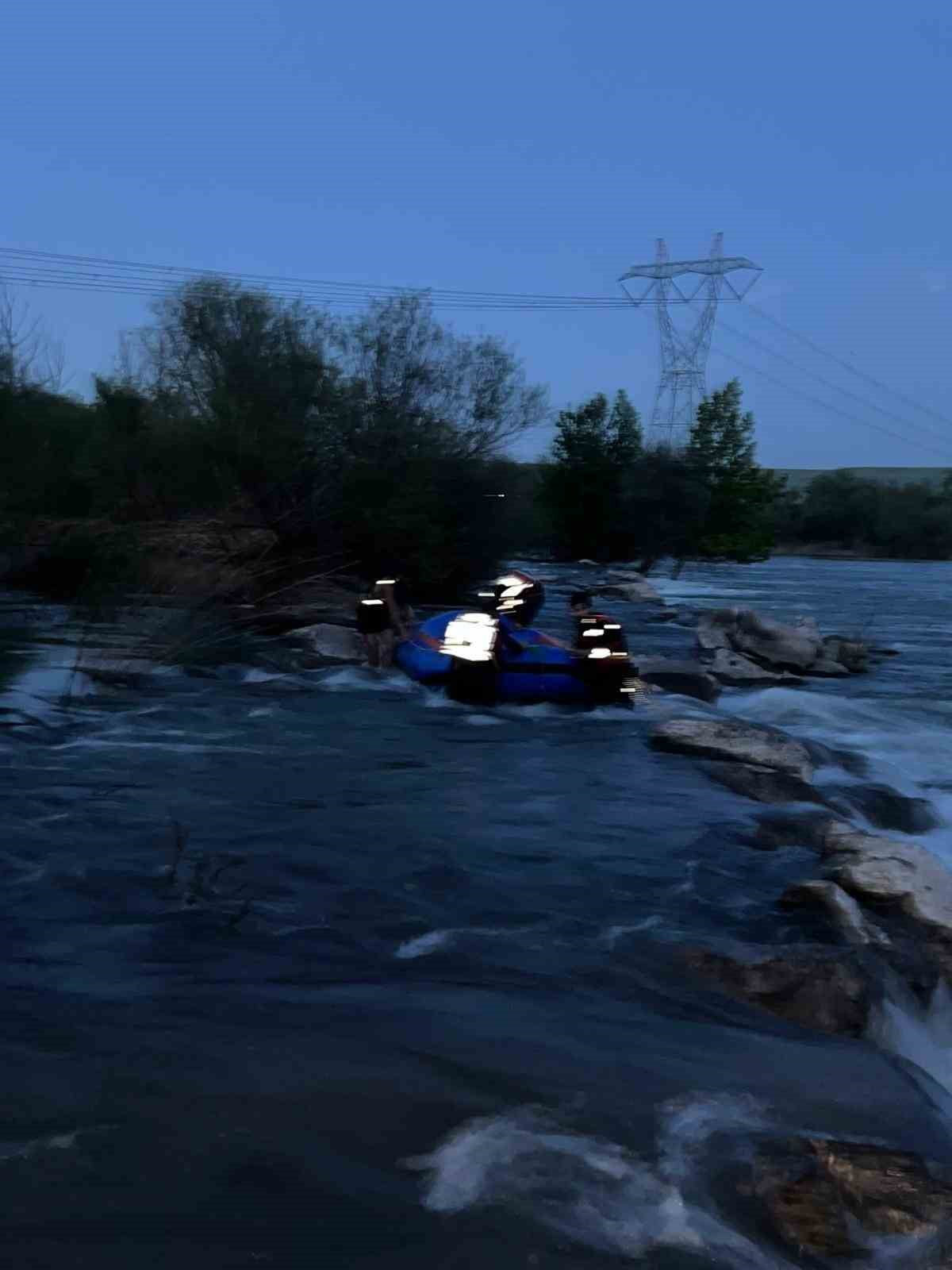 DİYARBAKIR’DA DİCLE NEHRİ’NDE SU SEVİYESİNİN YÜKSELMESİ SONUCU MAHSUR KALAN 24 YAŞINDAKİ GENÇ...