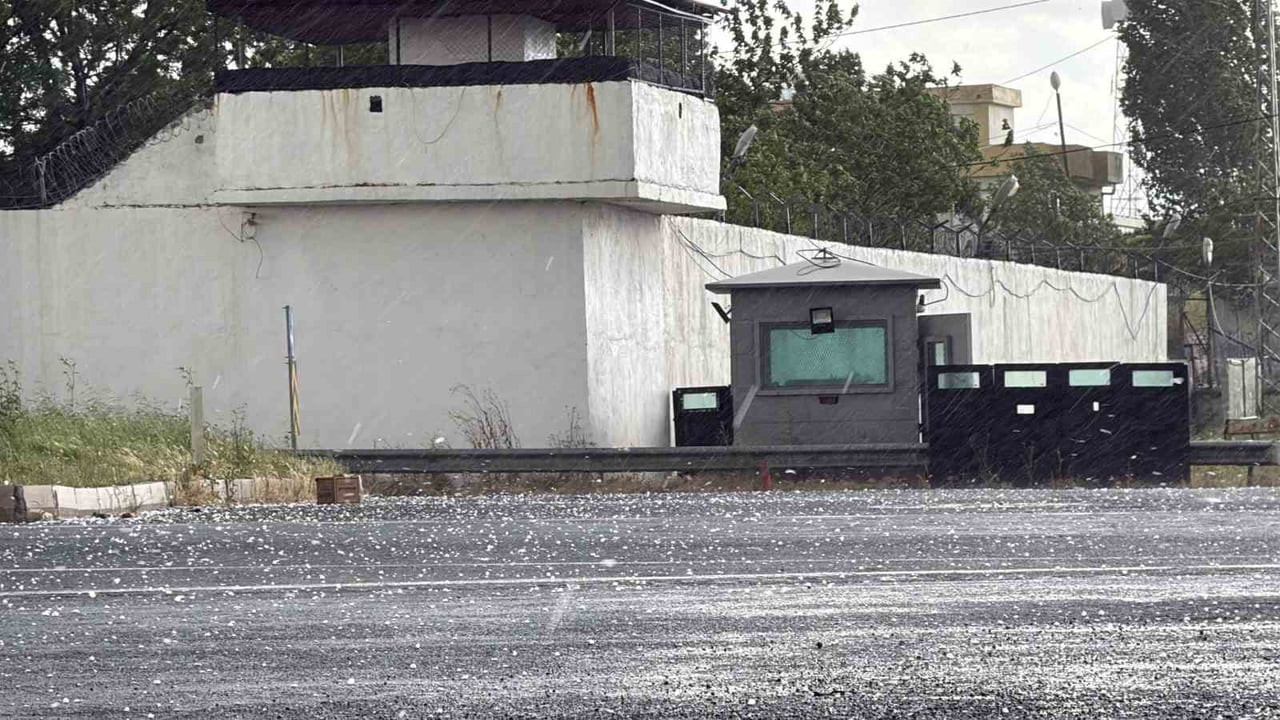 DİYARBAKIR’DA DOLU VE SAĞANAK YAĞIŞ HAYATI OLUMSUZ ETKİLEDİ.