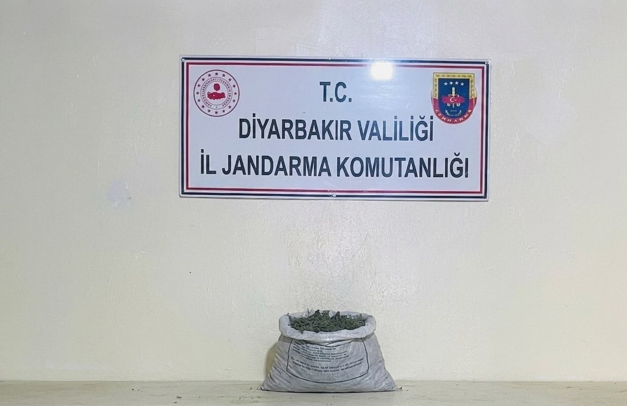 DİYARBAKIR’DA DÜZENLENEN OPERASYONLARDA 19 KİLO 800 GRAM ESRAR ELE GEÇİRİLDİ.