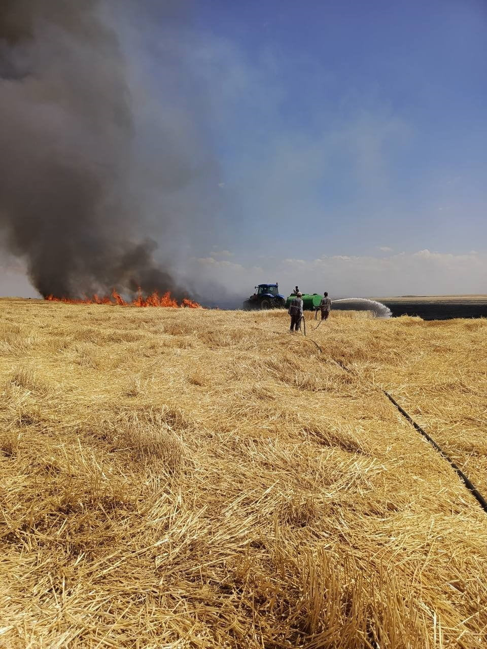 DİYARBAKIR’DA HASADI TAMAMLANMIŞ ARAZİDE HENÜZ BİLİNMEYEN BİR NEDENLE YANGIN ÇIKTI. RÜZGARIN DA...
