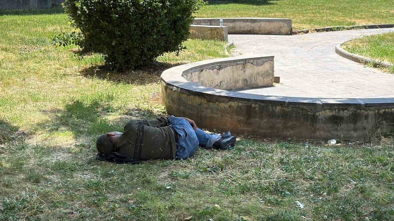 DİYARBAKIR’DA HAVA SICAKLIĞININ 35 DERECENİN ÜZERİNE ÇIKMASIYLA VATANDAŞLAR ZOR ANLAR YAŞADI. İL...