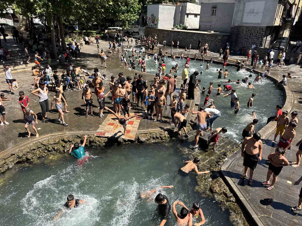 DİYARBAKIR’DA HAVA SICAKLIKLARI 37 DERECEYİ GÖSTERİRKEN, ÇOCUKLAR SERİNLEMEK İÇİN ANZELE PARKINA...