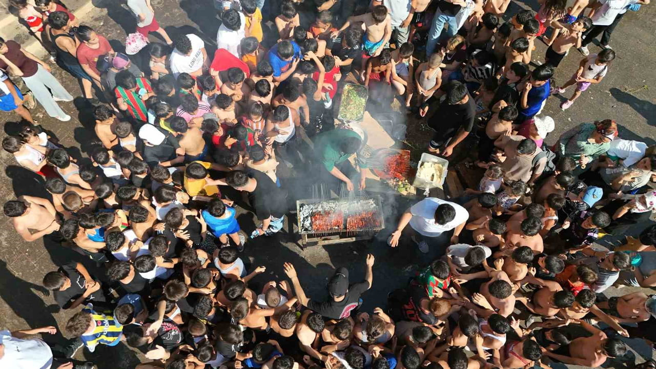 DİYARBAKIR’DA HAVUZ BAŞINDA SUYA GİREN ÇOCUKLAR İÇİN SICAK HAVADA 100 KİLO CİĞER PİŞİRİLİP İKRAM...
