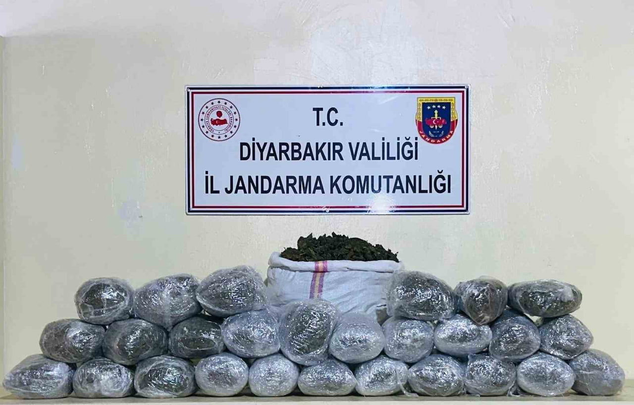 DİYARBAKIR’DA JANDARMA EKİPLERİNCE DÜZENLENEN OPERASYONDA, 54 KİLO 870 GRAM ESRAR VE 50 GRAM...