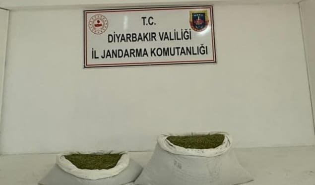 DİYARBAKIR’DA JANDARMA EKİPLERİNCE DÜZENLENEN OPERASYONLARDA 11 KİLO ESRAR VE 3 BUÇUK KİLE SKUNK...