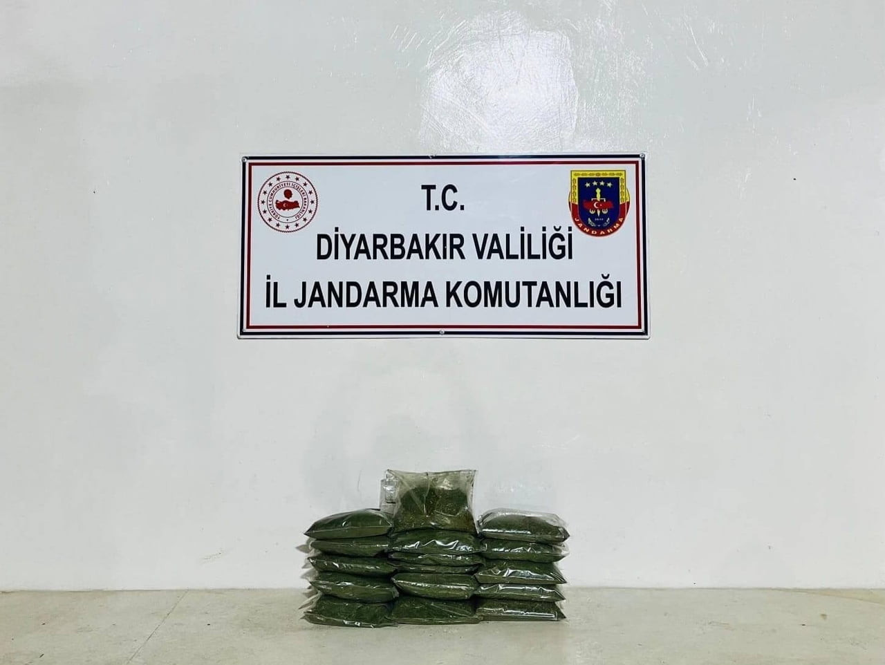 DİYARBAKIR’DA JANDARMA EKİPLERİNCE DÜZENLENEN OPERASYONLARDA 21 KİLO ESRAR VE 20 GRAM METAMFETAMİN...