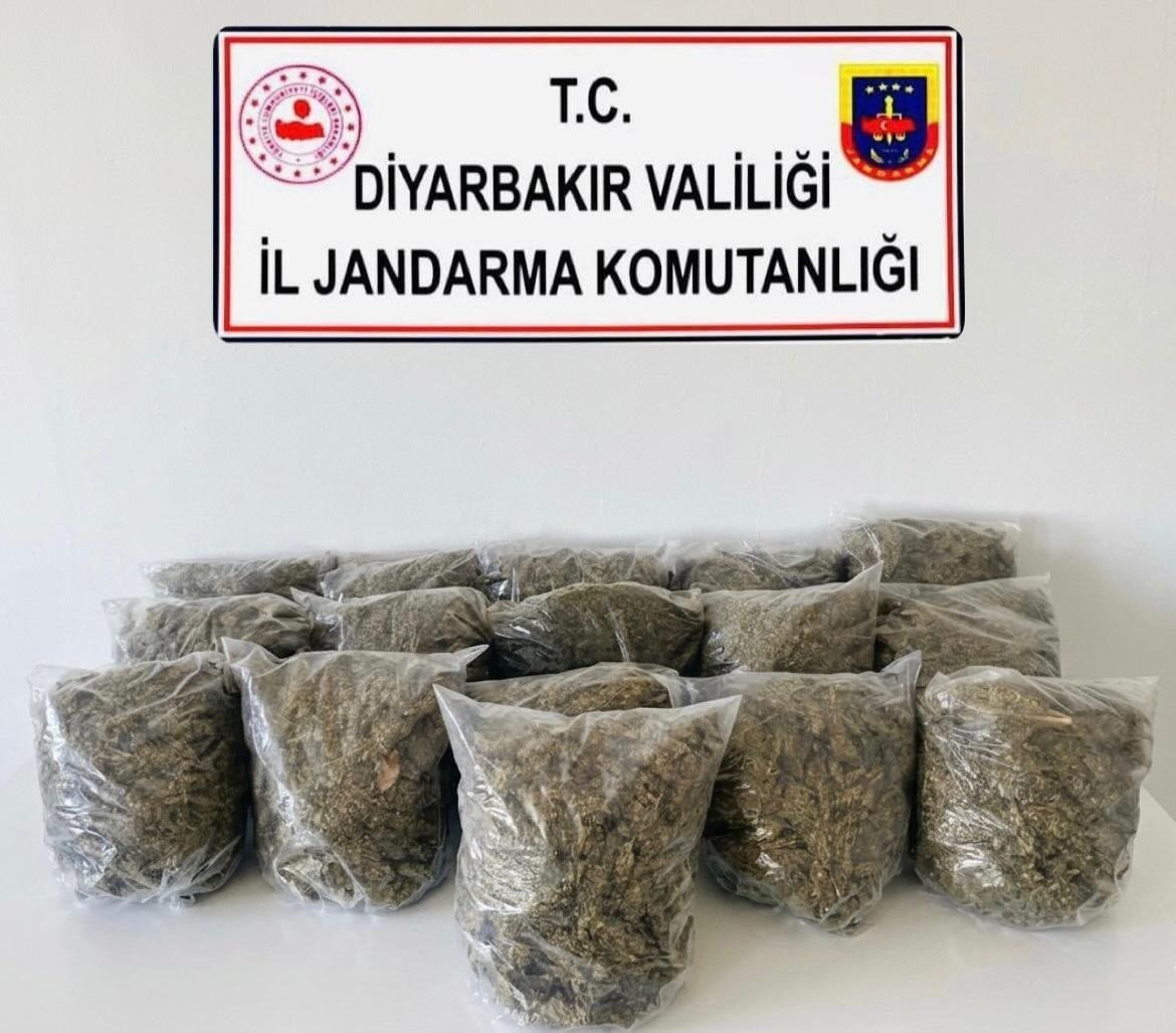 DİYARBAKIR’DA JANDARMA EKİPLERİNCE DÜZENLENEN OPERASYONLARDA 38 BUÇUK KİLO ESRAR ELE...