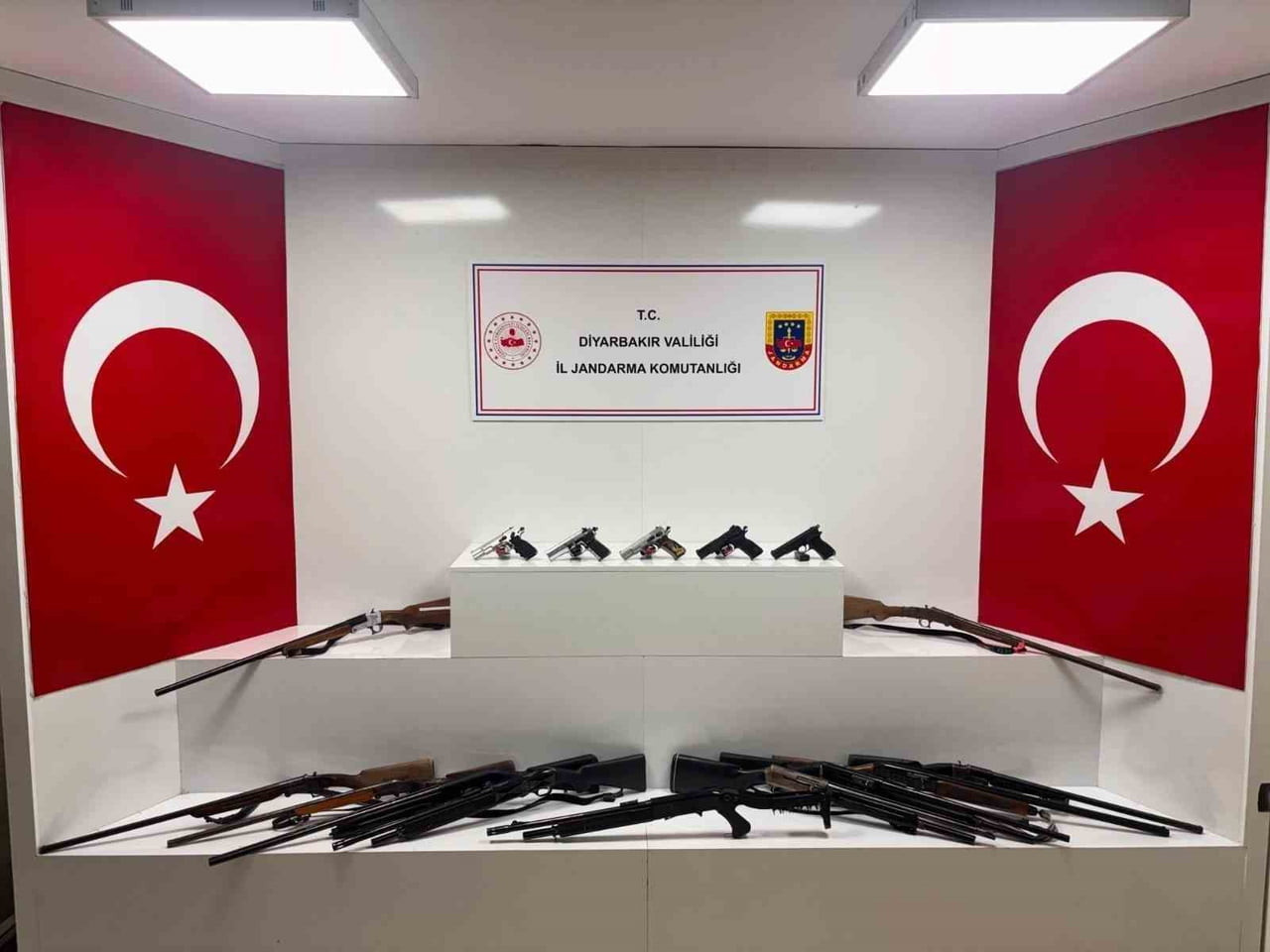 DİYARBAKIR’DA JANDARMA EKİPLERİNCE DÜZENLENEN OPERASYONLARDA 73 ADET KAÇAK SİLAH ELE...