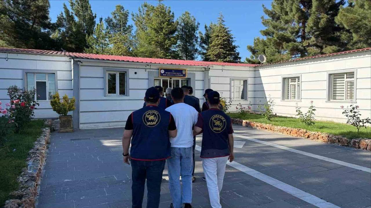 DİYARBAKIR’DA JANDARMA EKİPLERİNCE DÜZENLENEN OPERASYONLARDA, HAKLARINDA KESİNLEŞMİŞ HAPİS CEZASI...