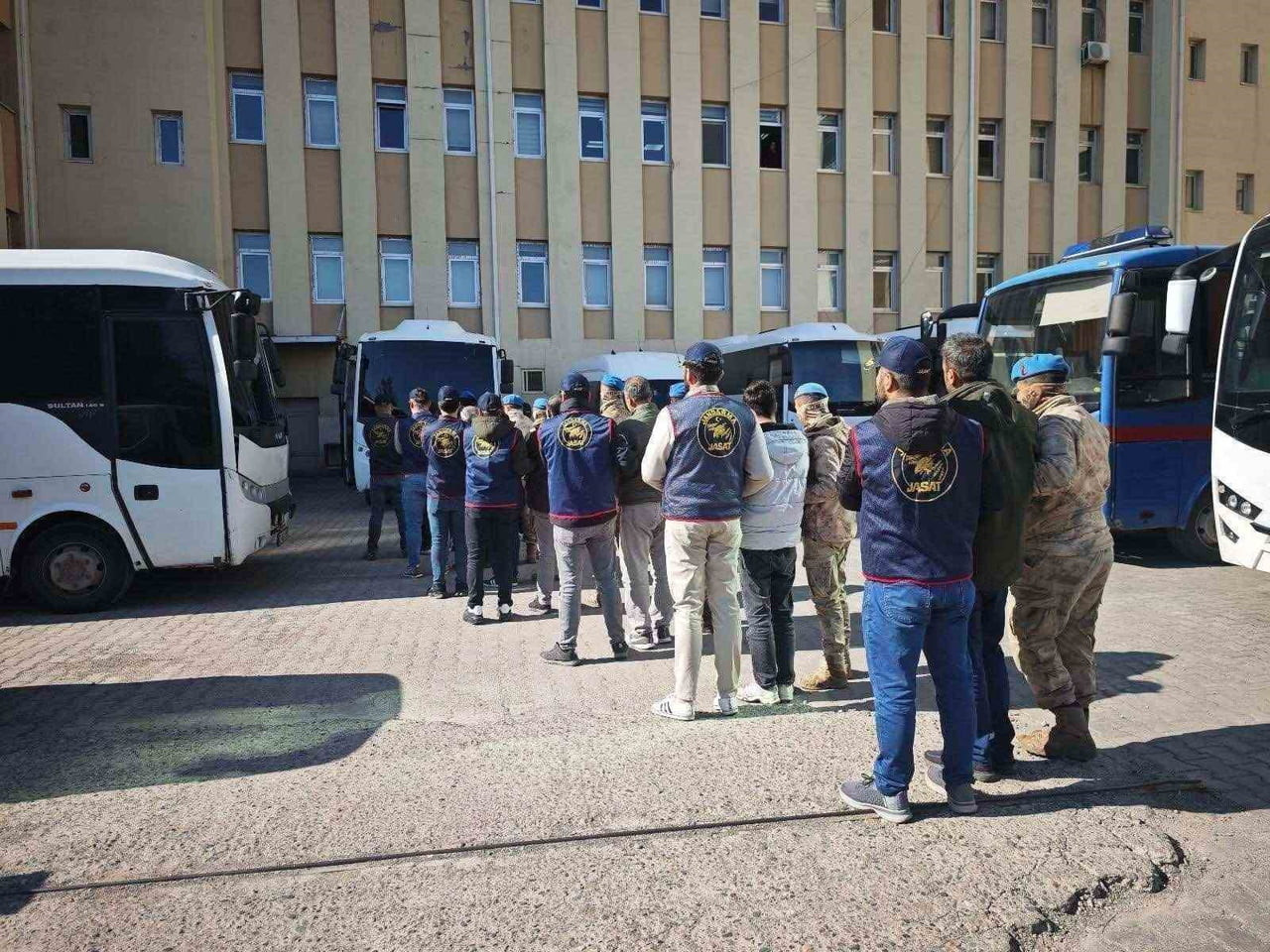 DİYARBAKIR’DA JANDARMA EKİPLERİNCE DÜZENLENEN OPERASYONLARDA HAKLARINDA KESİNLEŞMİŞ HAPİS CEZASI...