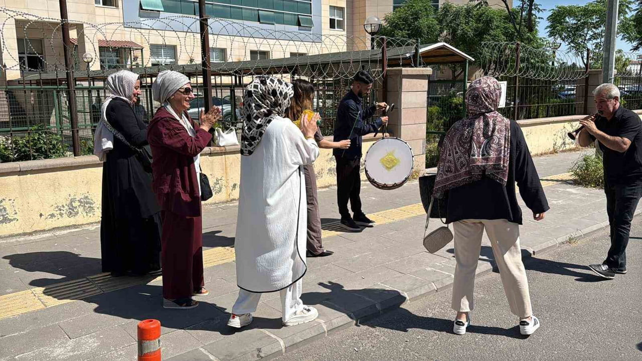 DİYARBAKIR’DA MEZAR TAŞINA ANNENİN İSMİNİN YAZILMASI NEDENİ İLE ARALARINDA PROBLEM OLUŞAN ÇİFTİN 2...