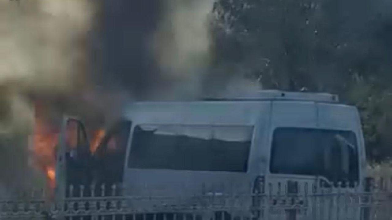 Diyarbakır'da Minibüs Yangını: Araç Kül Oldu