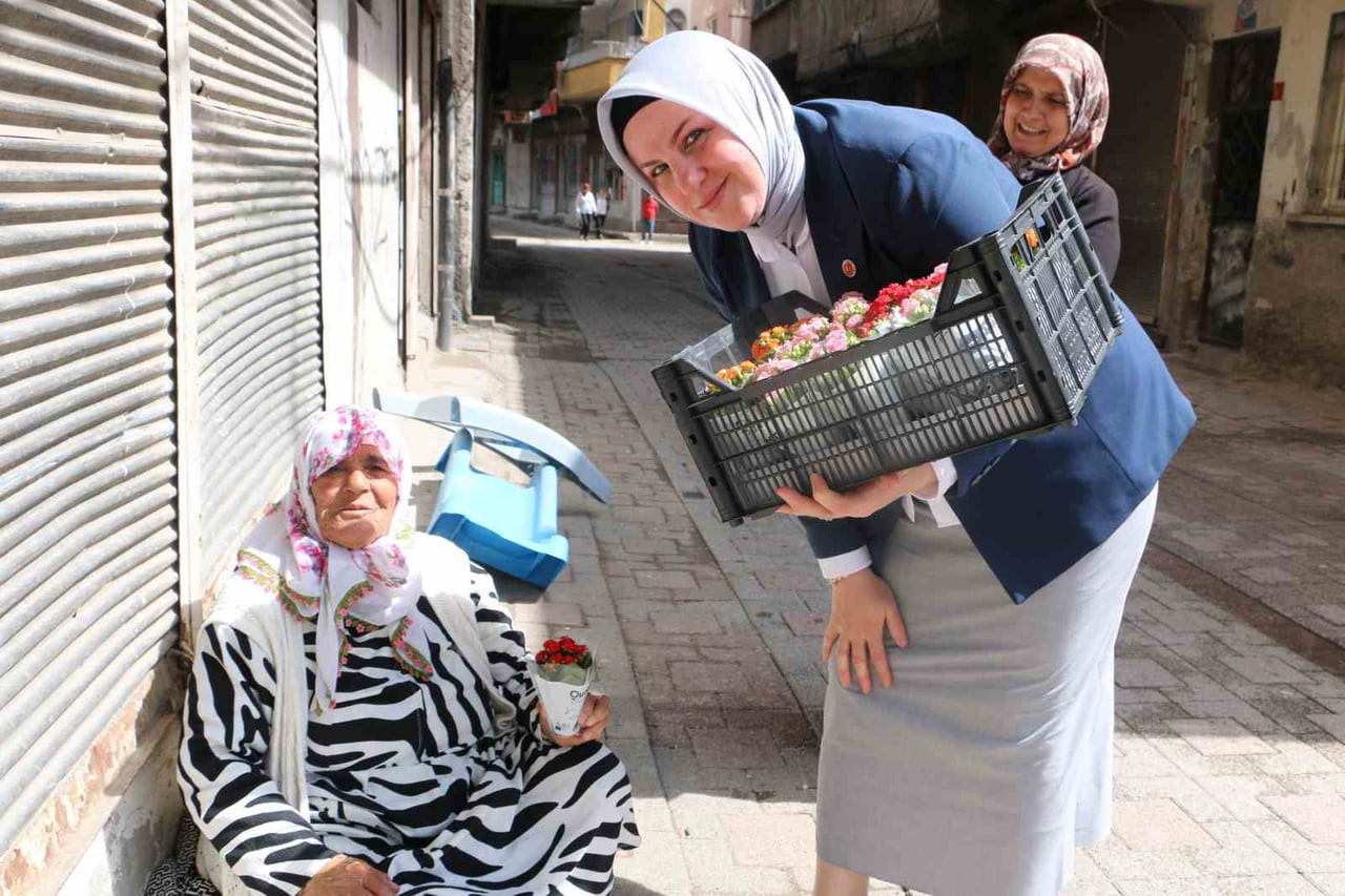 DİYARBAKIR’DA MUHTAR DİLEK DEMİR, 10 MAYIS DÜNYA ANNELER GÜNÜ DOLAYISIYLA MAHALLEDEKİ KADINLARA...