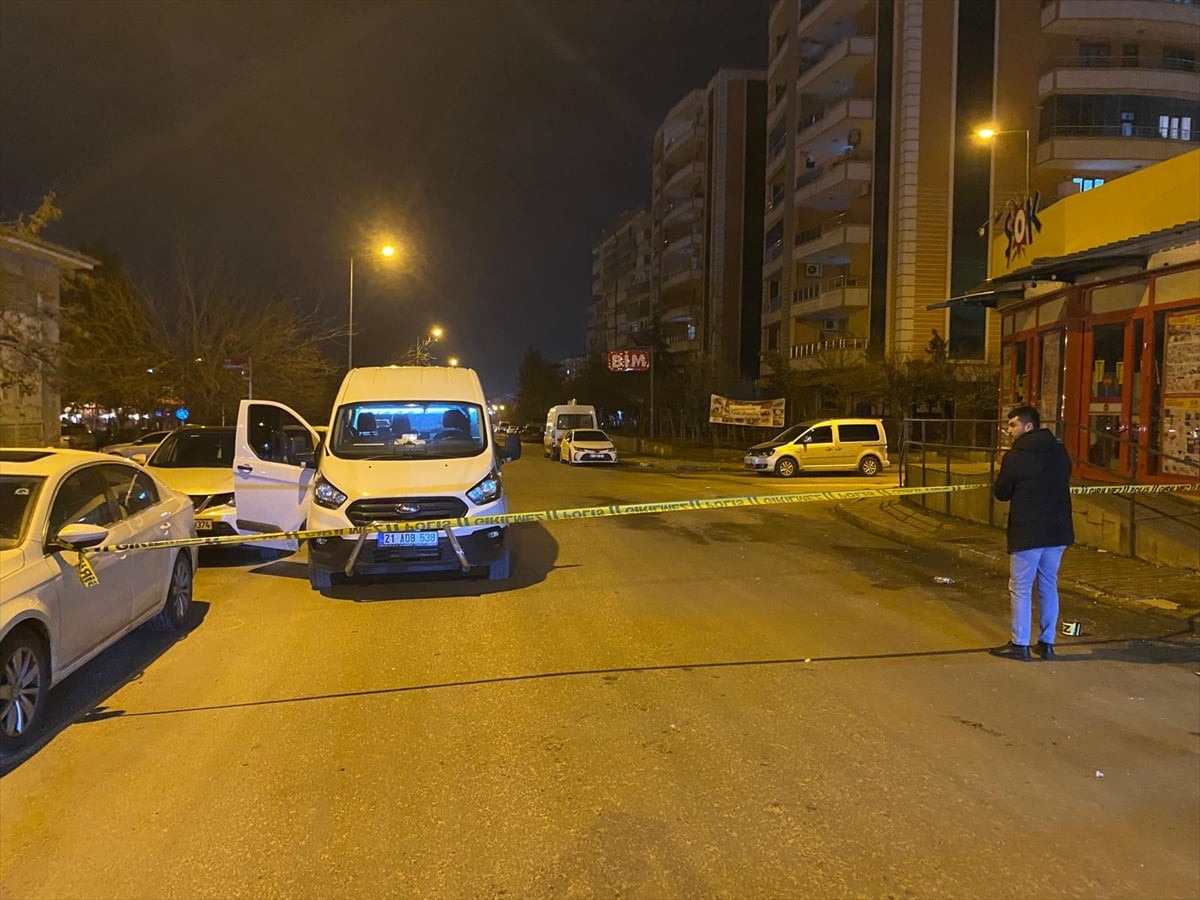 Diyarbakır’da otomobilinde silahlı saldırıya uğrayan kişi ağır yaralandı.