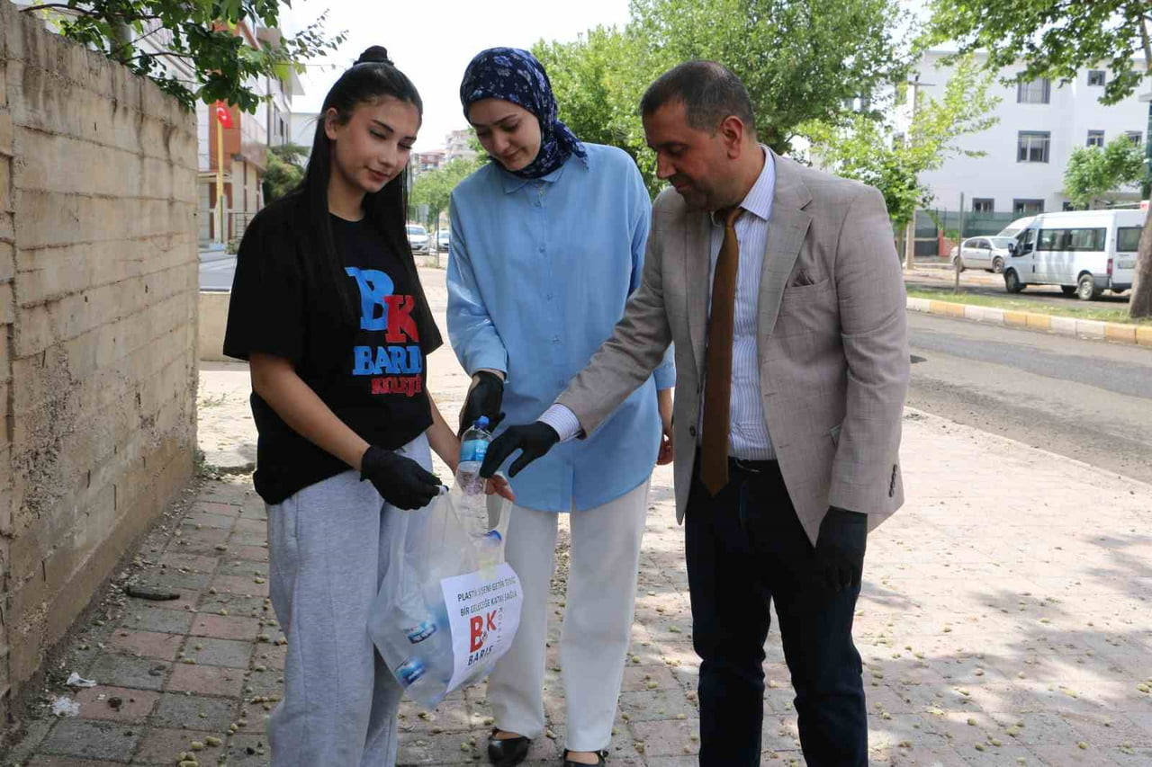 DİYARBAKIR’DA ÖZEL BİR LİSENİN ÖĞRENCİLERİ, ÇEVREYE ATILAN PET ŞİŞE VE PLASTİK KAPAKLARI...