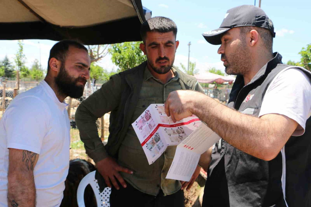 DİYARBAKIR’DA POLİS EKİPLERİ, KURBAN BAYRAMI ÖNCESİ HAYVAN PAZARLARINDA FAALİYET GÖSTEREN...