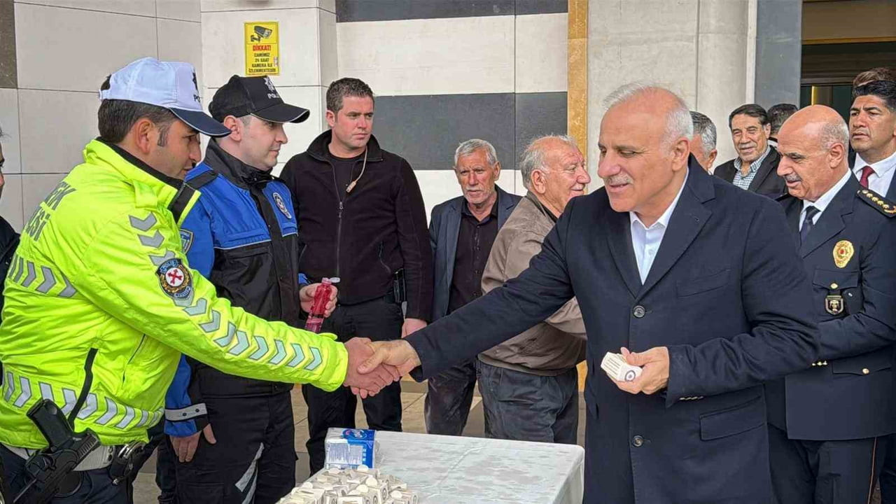 DİYARBAKIR’DA POLİS HAFTASI DOLAYISIYLA MEVLİT OKUTULDU. CAMİDE VATANDAŞLAR İLE EMNİYET GÜÇLERİ...