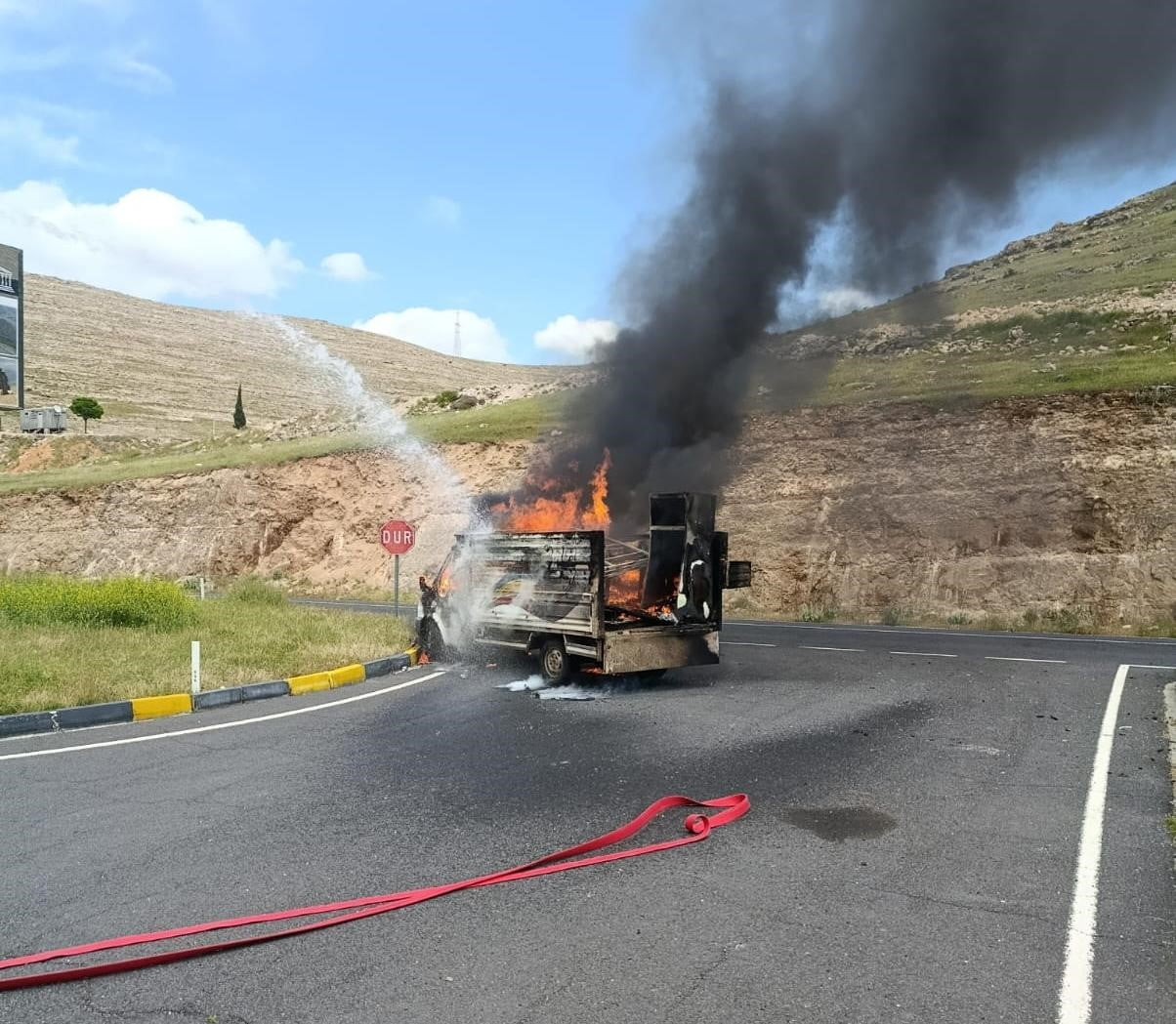 DİYARBAKIR’DA SEYİR HALİNDEKİ EV EŞYASI TAŞIYAN KAMYONET ALEV ALDI. OLAYDA ÖLEN YA DA YARALANAN...