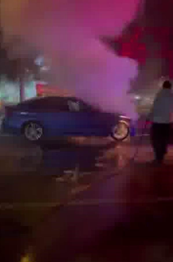 DİYARBAKIR’DA SEYİR HALİNDEKİ OTOMOBİLDE ÇIKAN YANGIN, PANİĞE NEDEN OLDU.