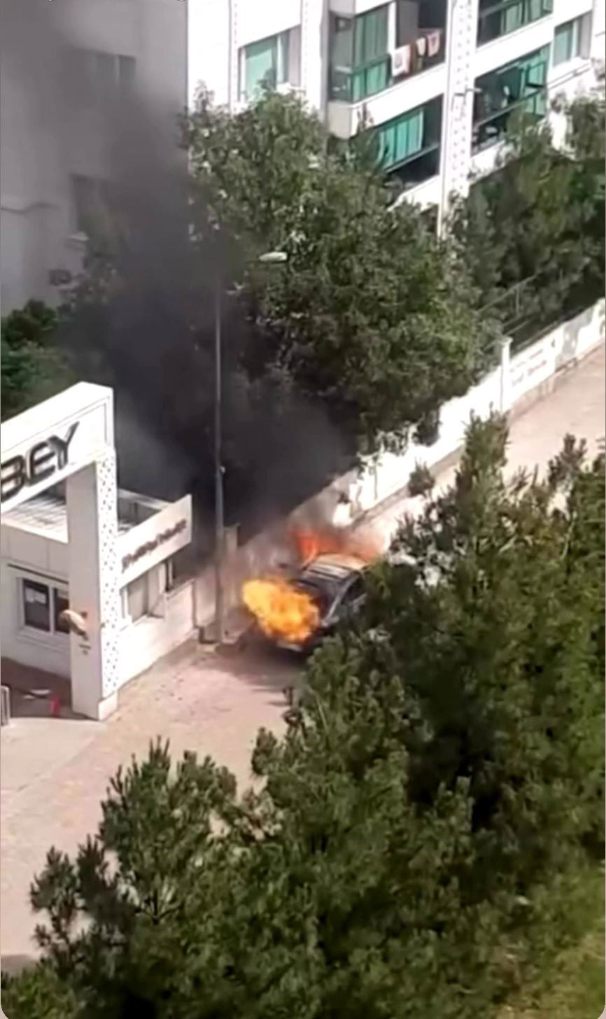 DİYARBAKIR’DA SEYİR HALİNDEKİ OTOMOBİLDE ÇIKAN YANGIN PANİĞE NEDEN OLDU. YANGIN NEDENİ İLE ARAÇTA...