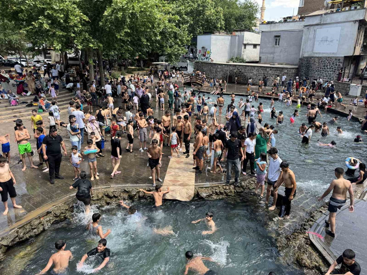 DİYARBAKIR’DA SICAK HAVALARI GÖREN ÇOCUKLAR, TARİHİ ANZELE SUYUNA ATLAYIP SERİNLEMENİN KEYFİNİ...