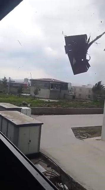 DİYARBAKIR’DA ŞİDDETLİ FIRTINA NEDENİ İLE İKİ KATLI BİR BİNANIN ÇATISI UÇTU.