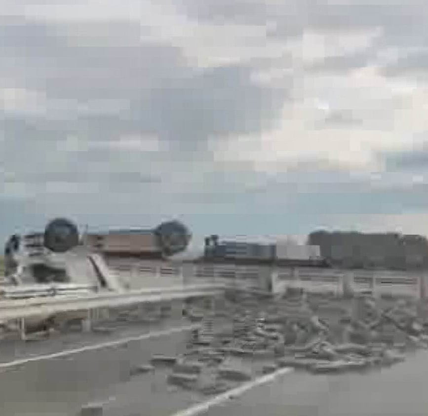 DİYARBAKIR’DA SÜRÜCÜSÜNÜN DİREKSİYON HAKİMİYETİNİ KAYBETTİĞİ BRİKET YÜKLÜ TIR YAN YATTI. KAZADA 1...