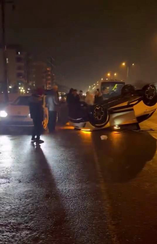 DİYARBAKIR’DA SÜRÜCÜSÜNÜN DİREKSİYON HAKİMİYETİNİ KAYBETTİĞİ OTOMOBİL TAKLA ATIP TERS DÖNDÜ....