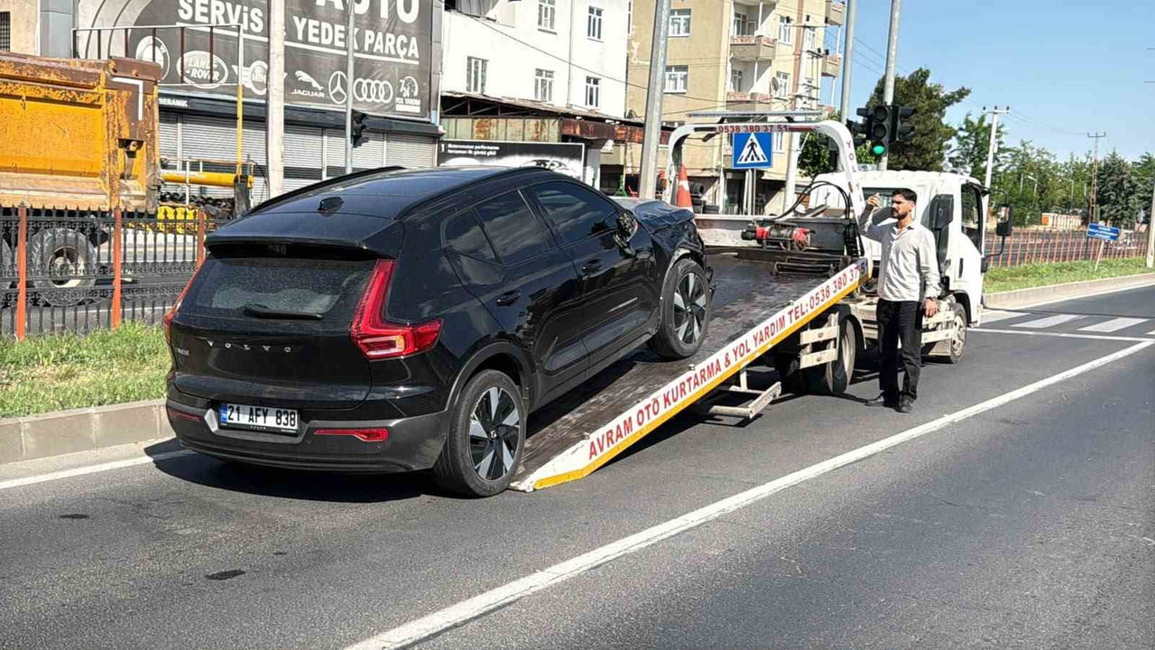 DİYARBAKIR’DA YOLUN KARŞISINA GEÇMEYE ÇALIŞAN YAYAYA, ARACIN ÇARPMASI SONUCU AĞIR...