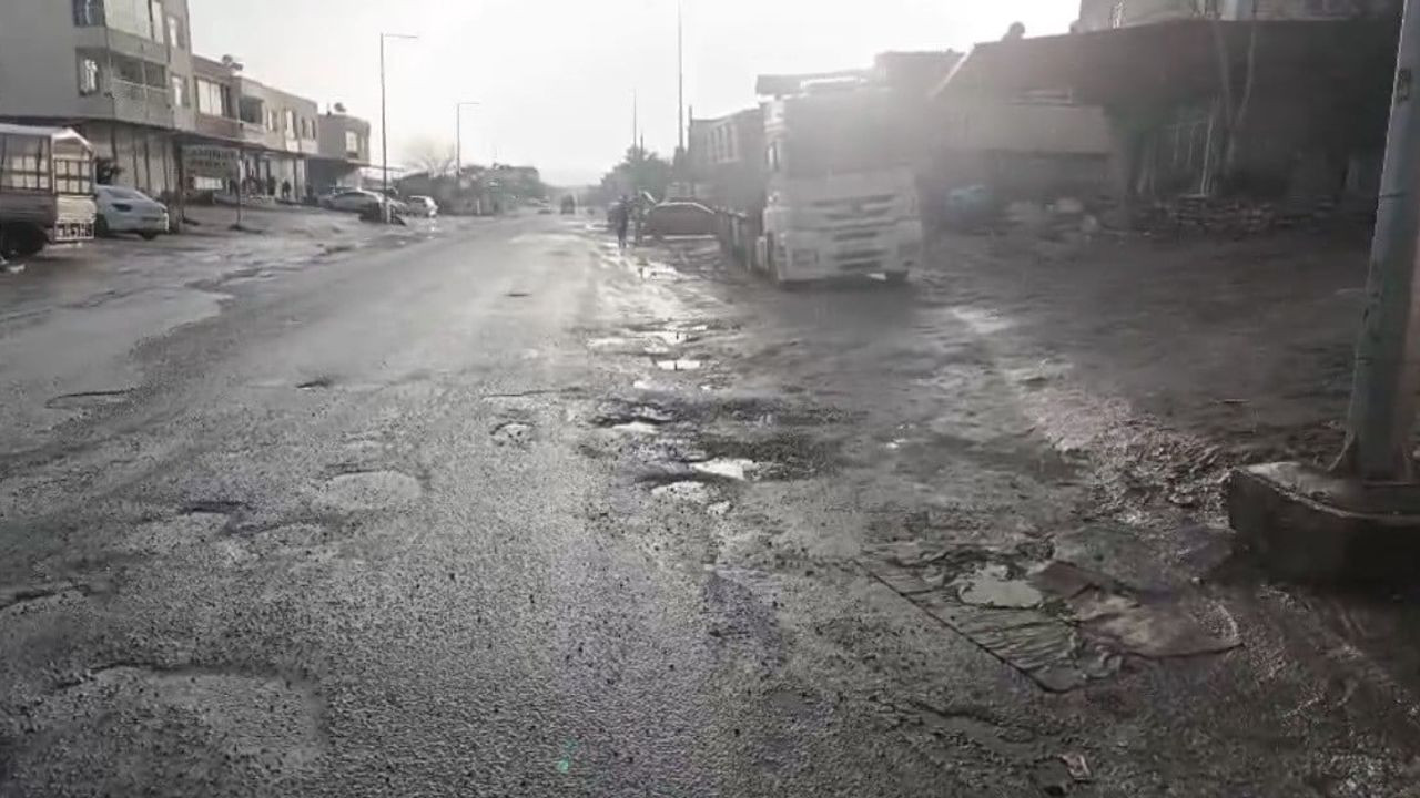 Diyarbakır'daki Bozuk Yollar Sürücülere Zor Anlar Yaşatıyor